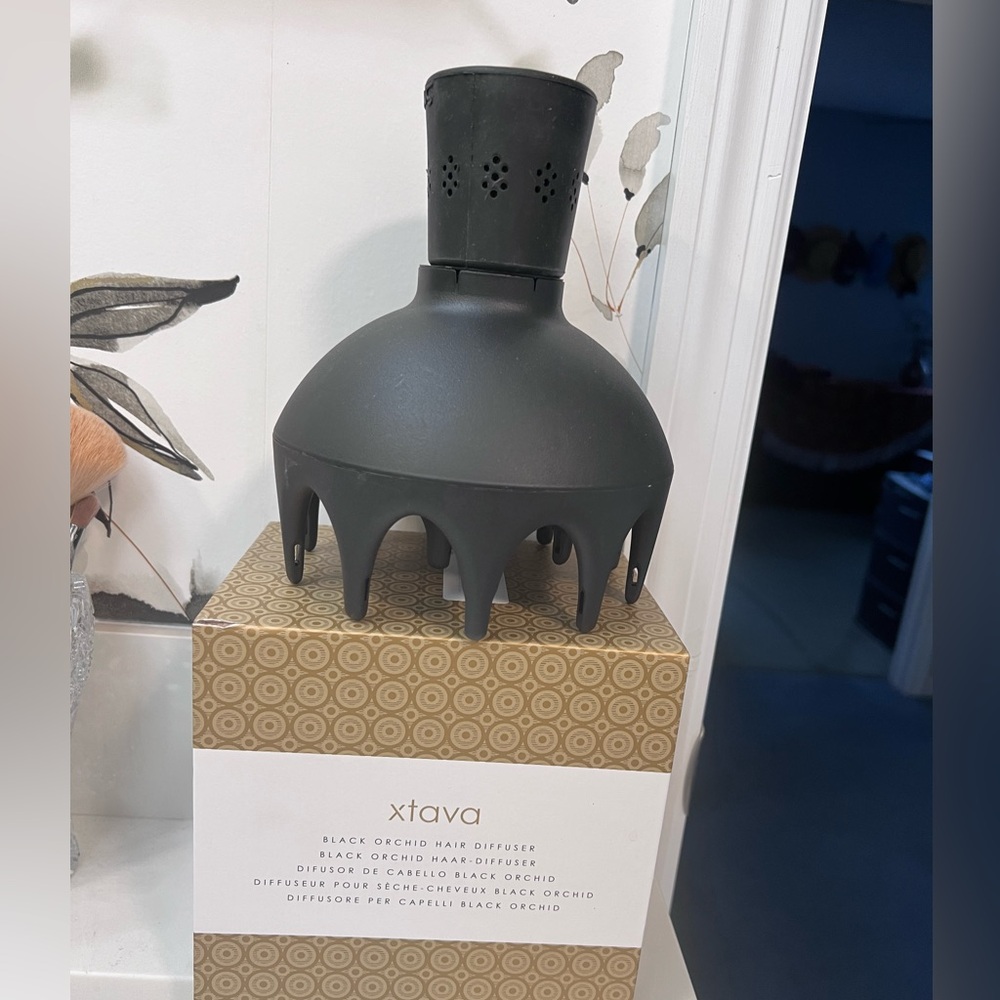 Black Orchid Hair diffuser like new. Used a few times. Includes adaptor collar.